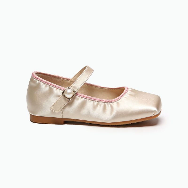 fashionable-and-elegant-flat-shoes-for-girls